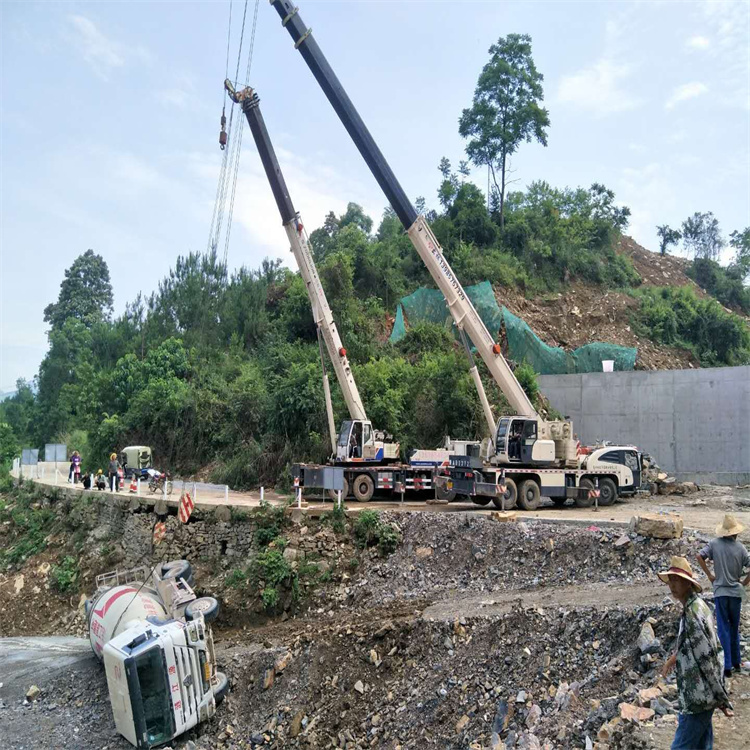 淮南八公山汽车掉沟里叫吊车救援要多少钱